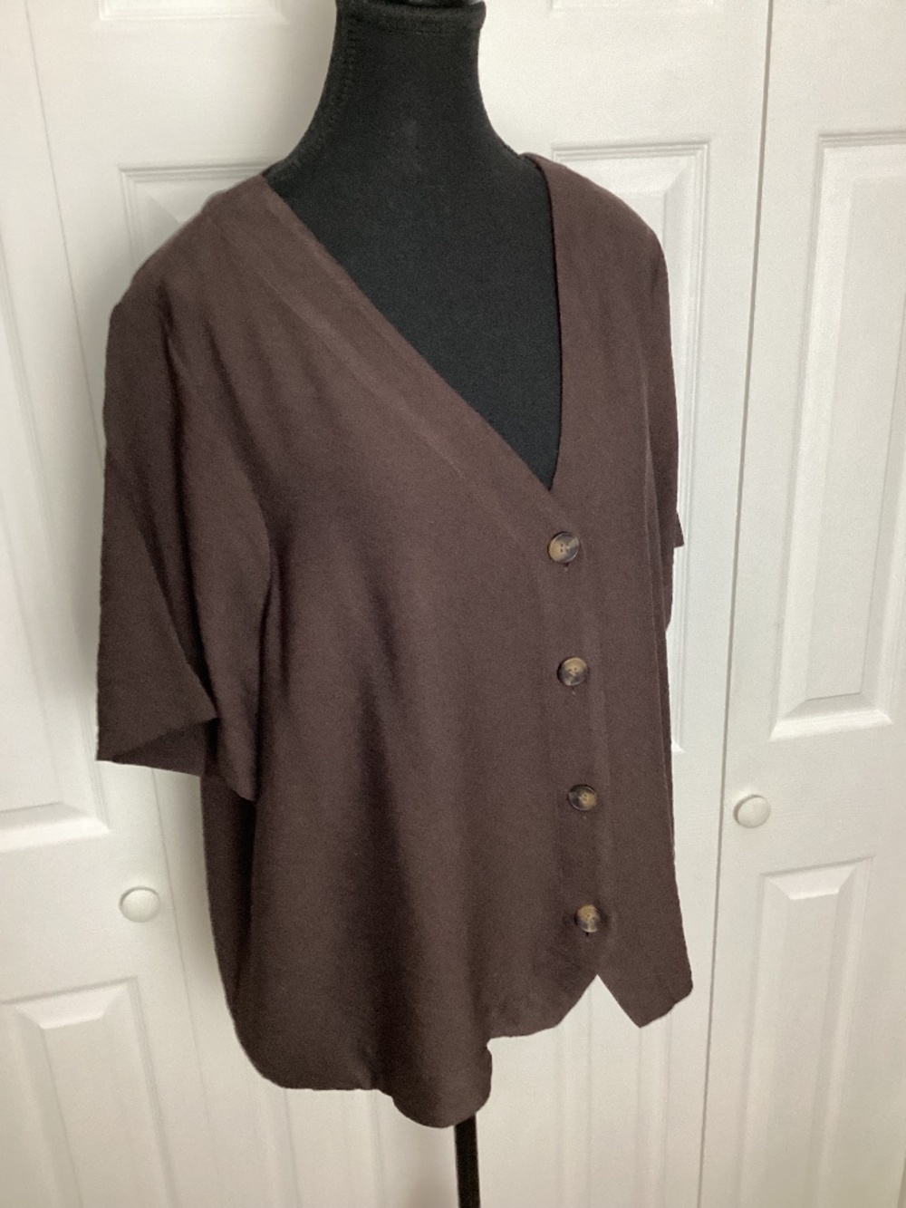 Reitmans brown button front top size 2X short sleeves V-neckline
